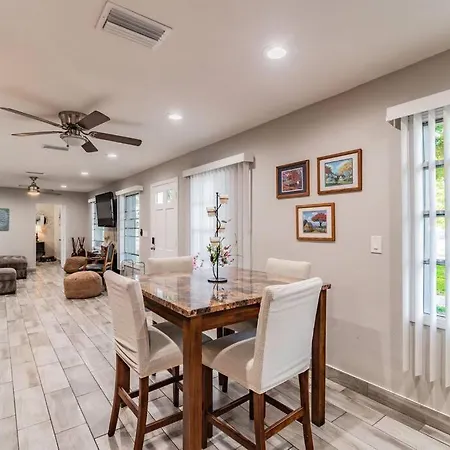 Town 'N' Country Cozy Corner, Your Florida Fun Hub Villa